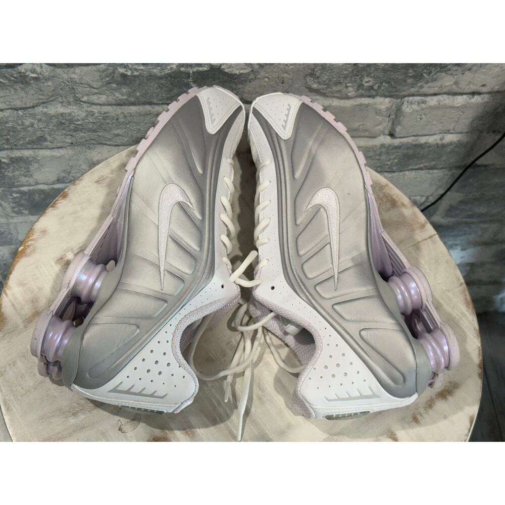 Nike Shox R4 White Metallic Platinum Barely Grape Size 8.5M 10W HF5076-100 - Picture 5 of 9